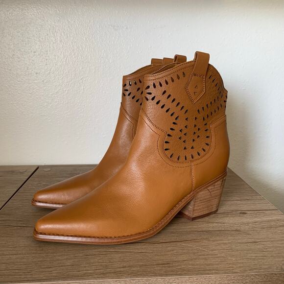 NWOB Marc Fisher Elyma Western Booties 9 Perforated Leather Pointed Toe Cowgirl - Picture 3 of 16